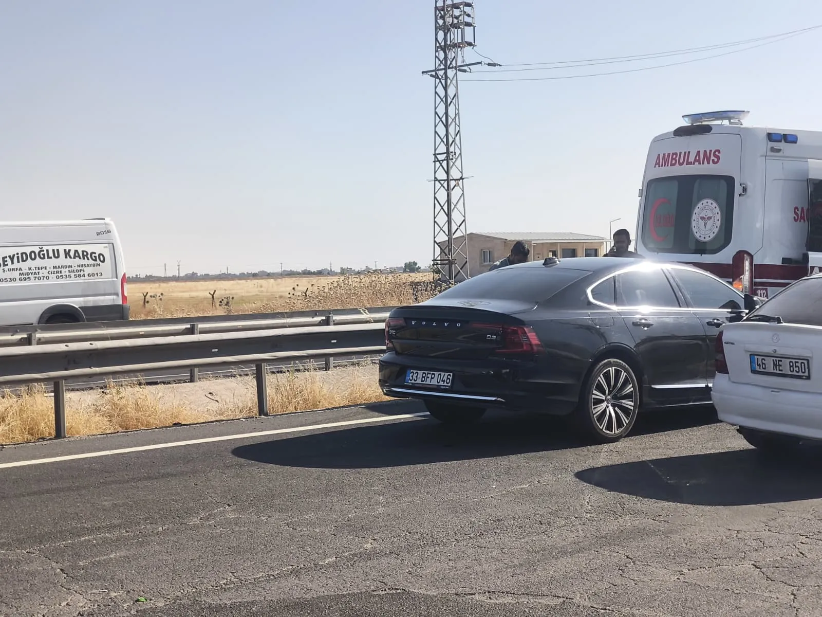 Nusaybin yolunda ambulansın karıştığı zincirleme kazada üç kişi yaralandı