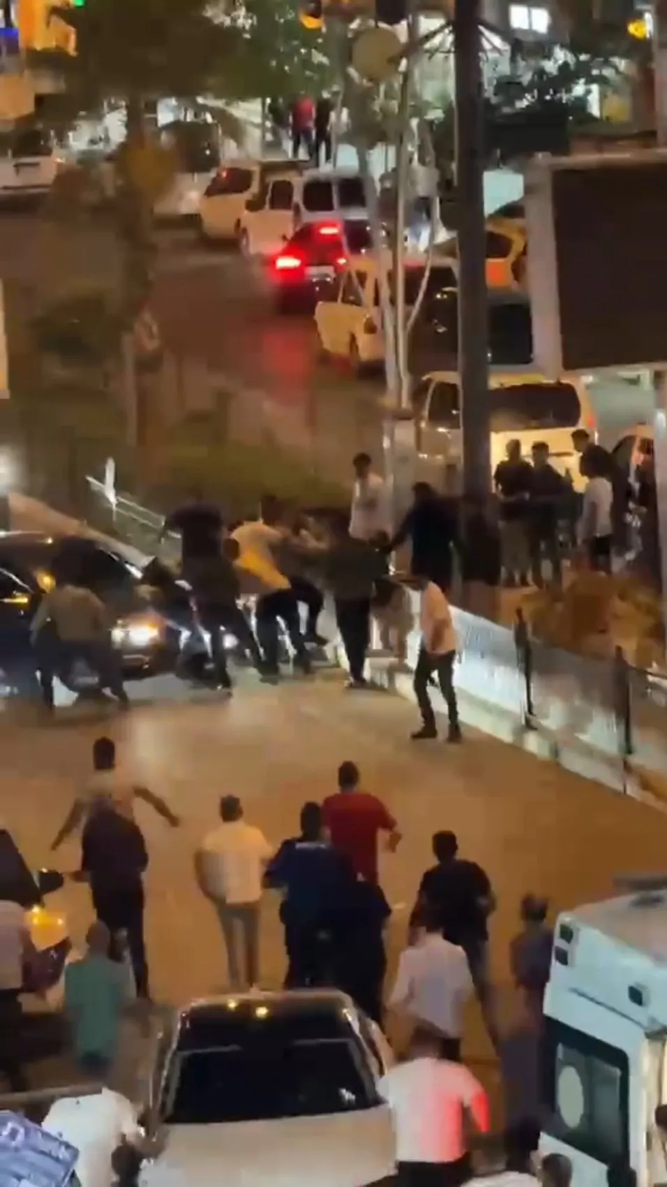 Silopi sokaklarında sopa ve yumrukların konuştuğu kavgada üç kişi yaralandı