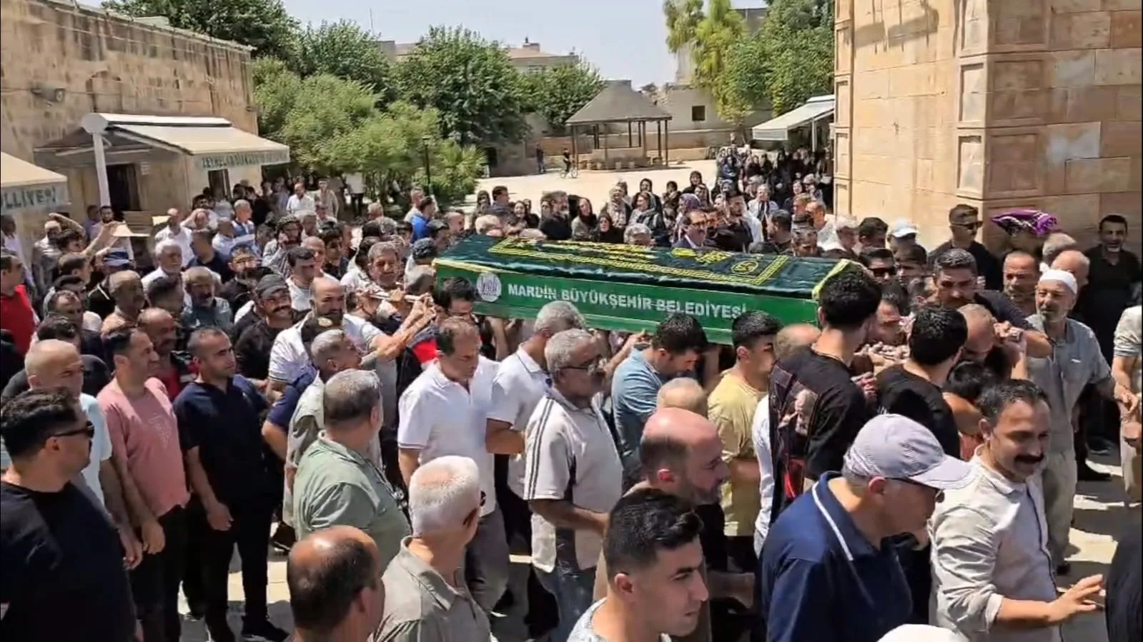 Nusaybin anız yangınında hayatını kaybeden itfaiye eri toprağa verildi
