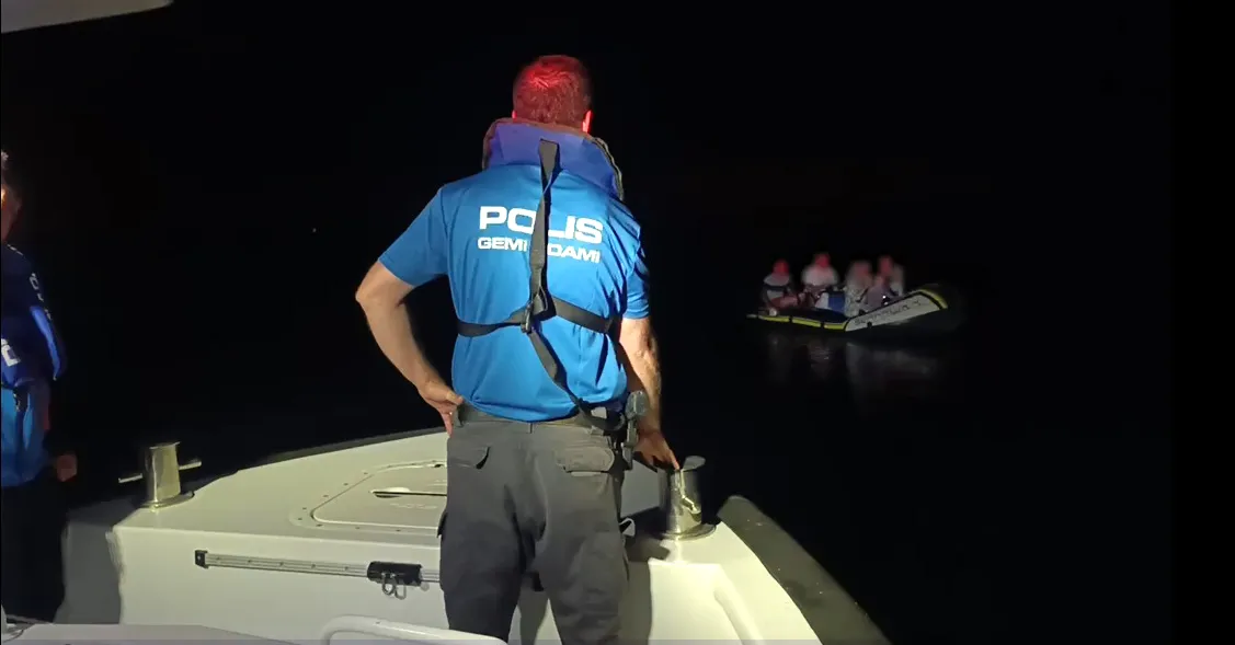Van Gölünde sürüklenen 7 kişi deniz polisinin müdahalesiyle kurtarıldı