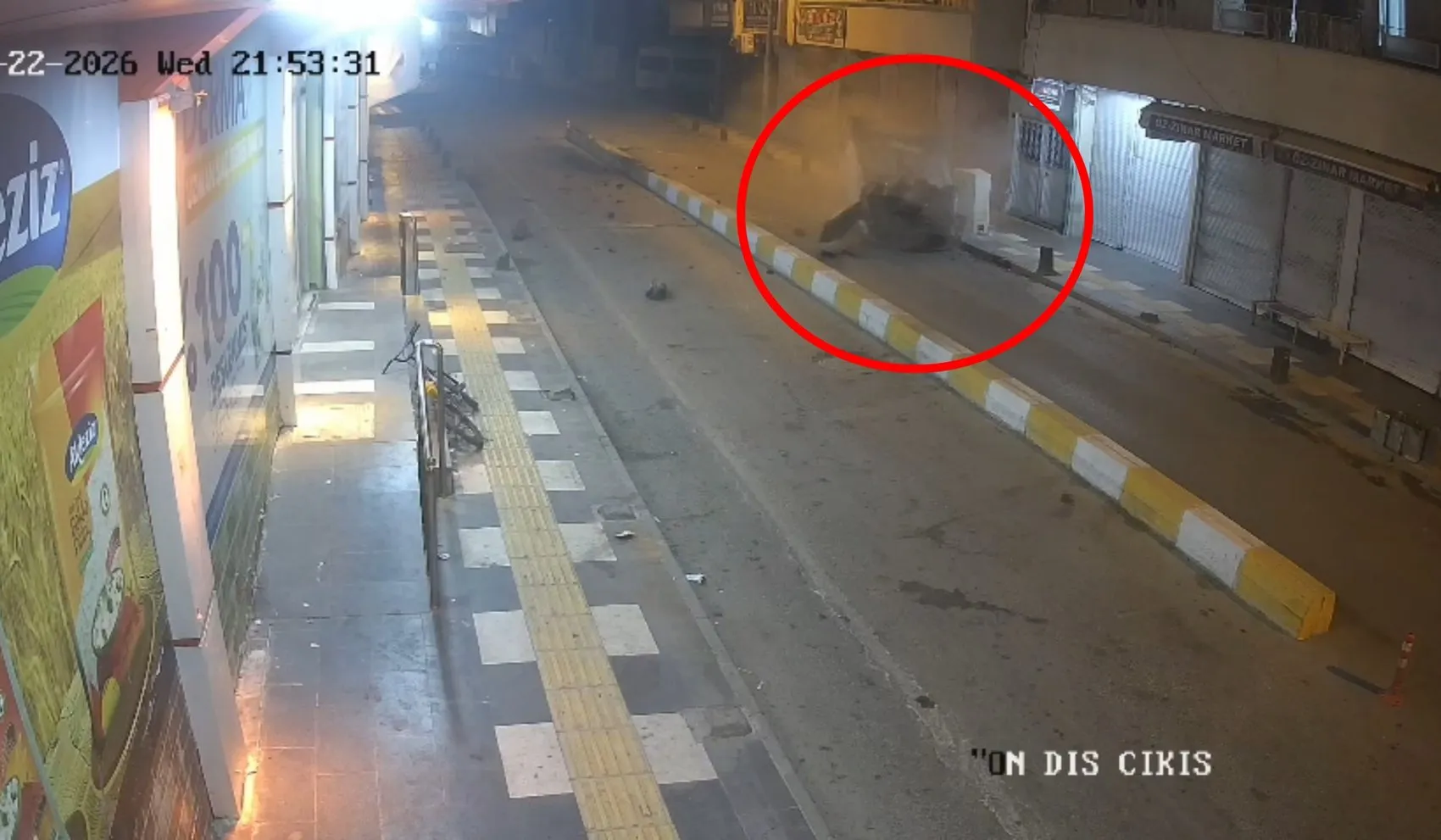 Kızıltepe’de kontrolden çıkan otomobil refüje çarparak takla attı