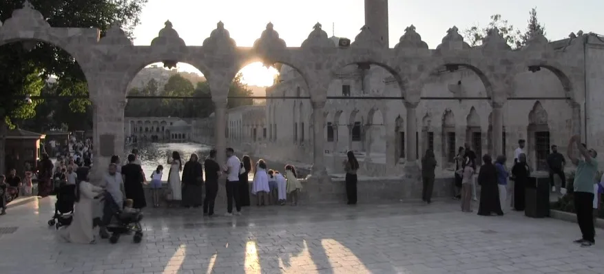 Şanlıurfa gezilerinin vazgeçilmez durağı sıra geceleri büyük ilgi görüyor