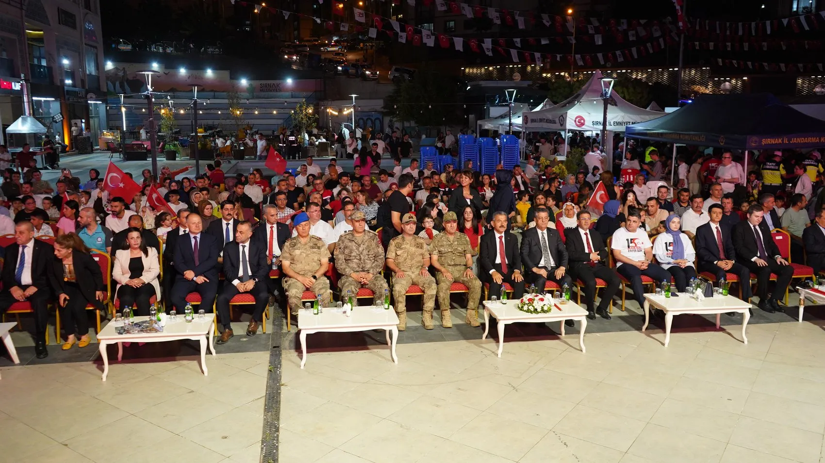 Şırnaklılar 107 metrelik dev Türk bayrağıyla meydanlara indi