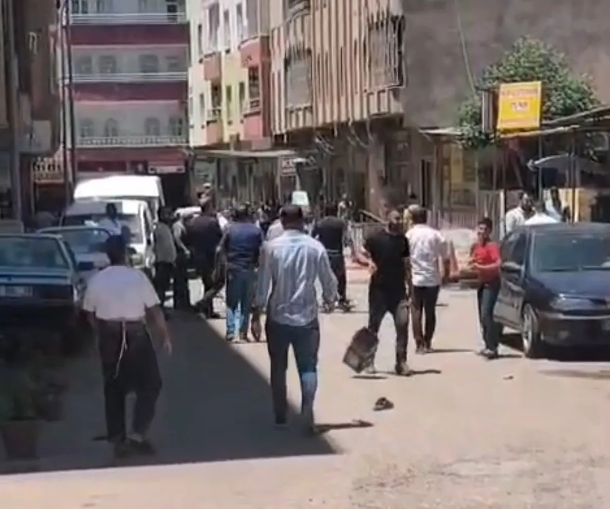Viranşehir caddesinde taş ve sopaların konuştuğu kavga kameraya yansıdı