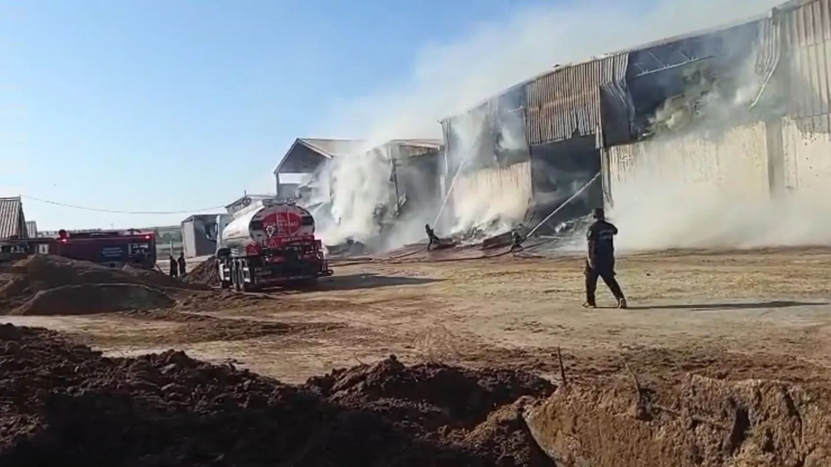Şanlıurfa'da bir besi çiftliğinin saman deposu alevlere teslim oldu
