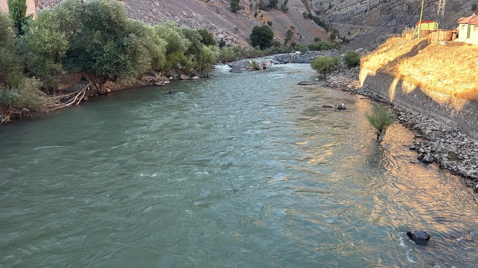 Şırnak Beytüşşebap Çayı'nda kaybolan genci arama çalışmaları devam ediyor
