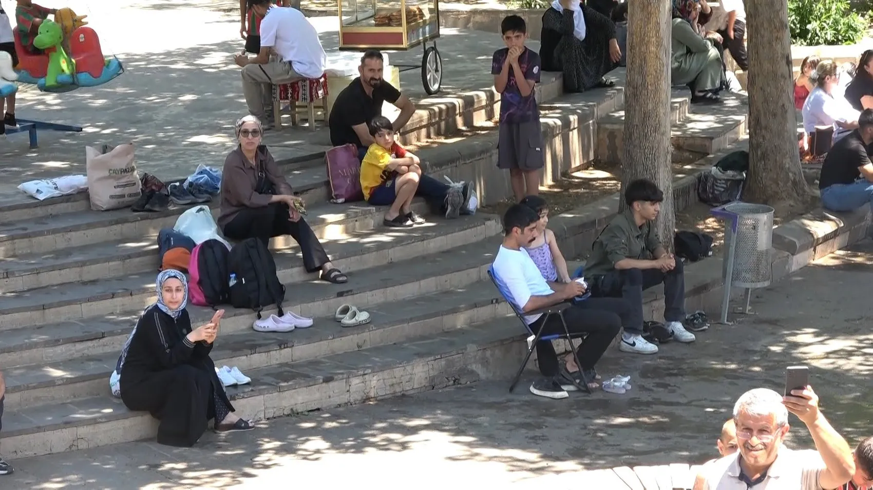 Diyarbakır sıcaktan kavrulurken çocuklar yasaklı Anzele suyunda yüzmeyi seçti