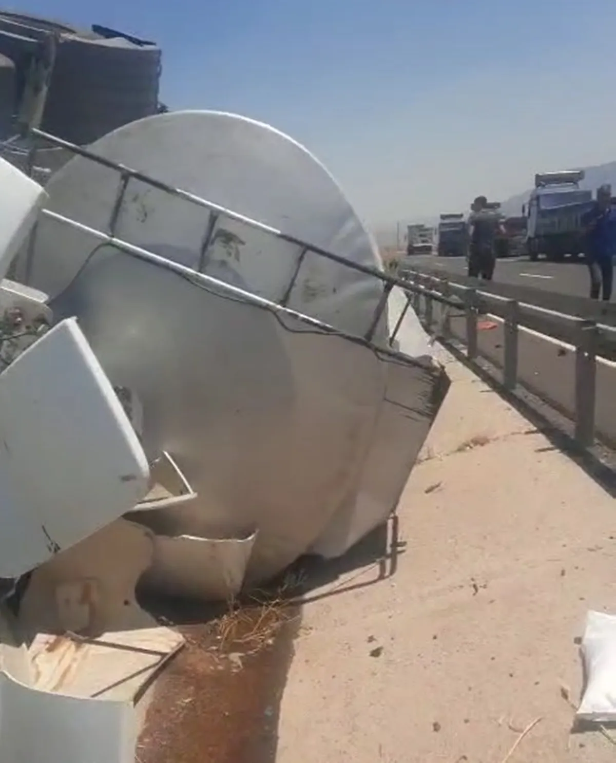 Silopi çevre yolunda kontrolden çıkan tanker devrildi