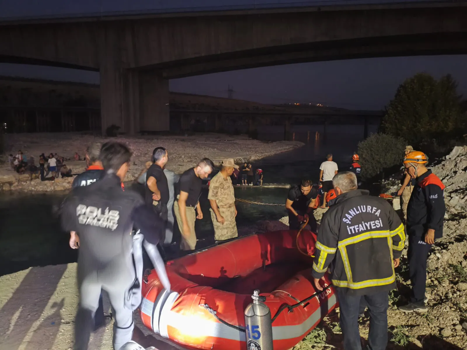 Bozova ilçesinde piknik yapan 32 kişi yükselen suların arasında kaldı