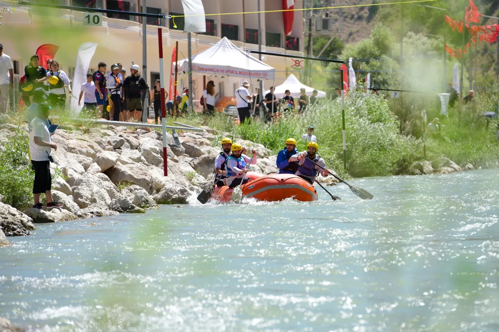 Van Çatak nehrinde üç gün süren rafting rekabeti ödülle tamamlandı