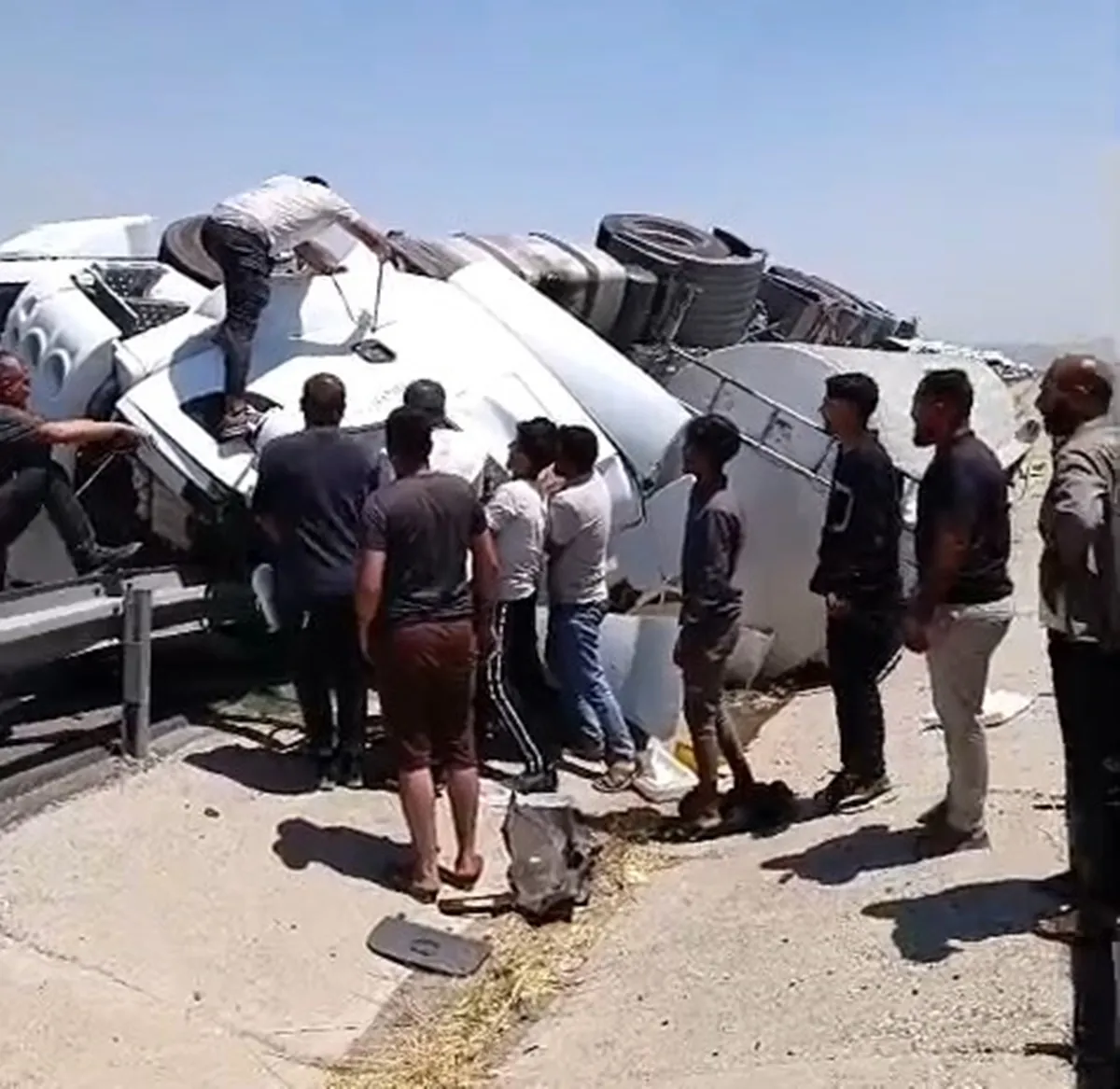 Silopi çevre yolunda kontrolden çıkan tanker devrildi
