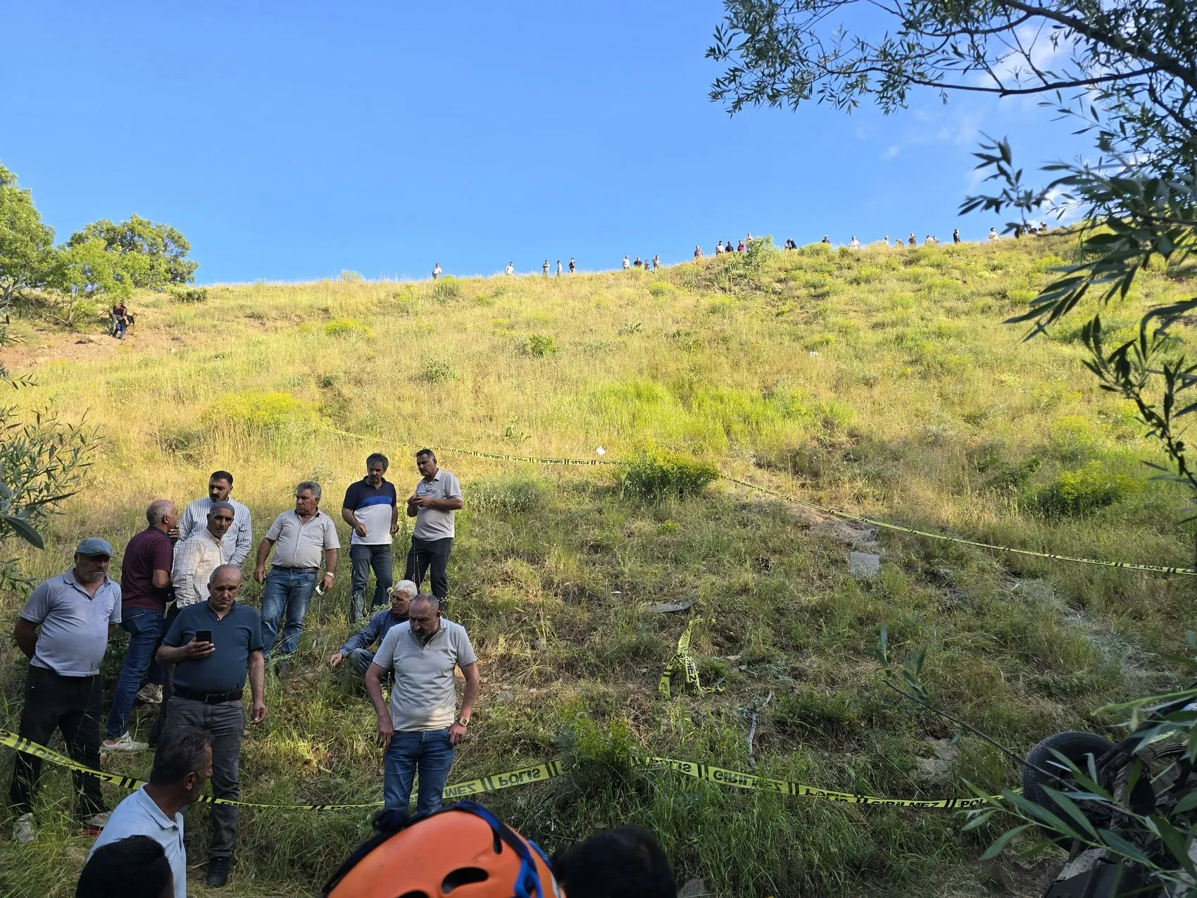 Bingöl Yayladere yolunda kamyonet uçuruma devrildi