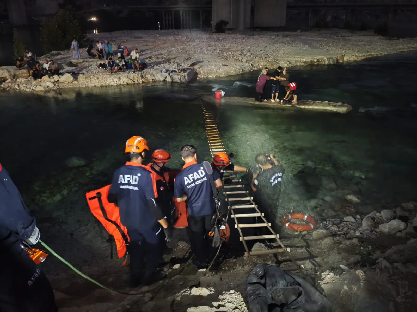 Bozova ilçesinde piknik yapan 32 kişi yükselen suların arasında kaldı