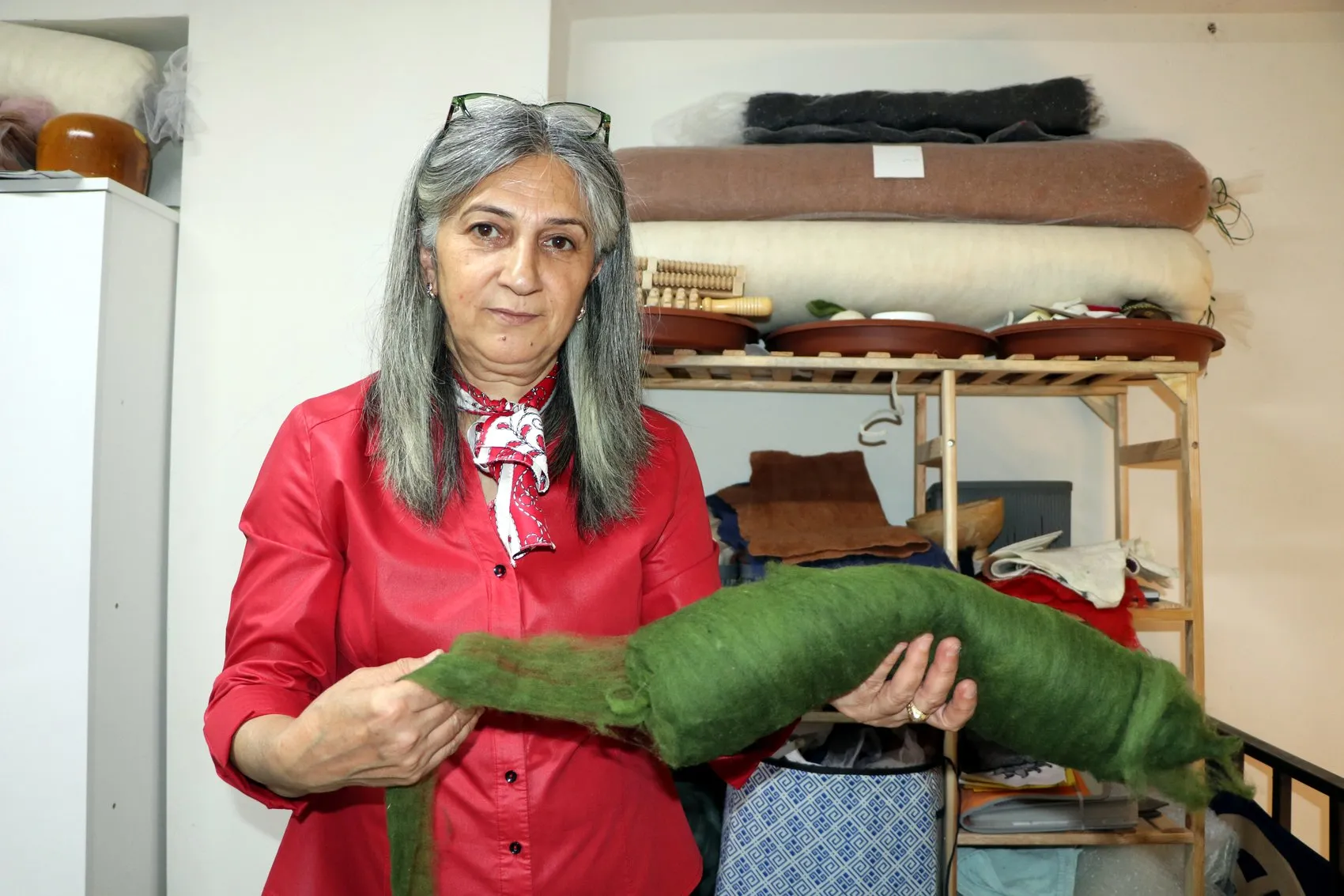 Vanlı sanatçı geleneksel keçe üretimini yeni nesillere öğretiyor
