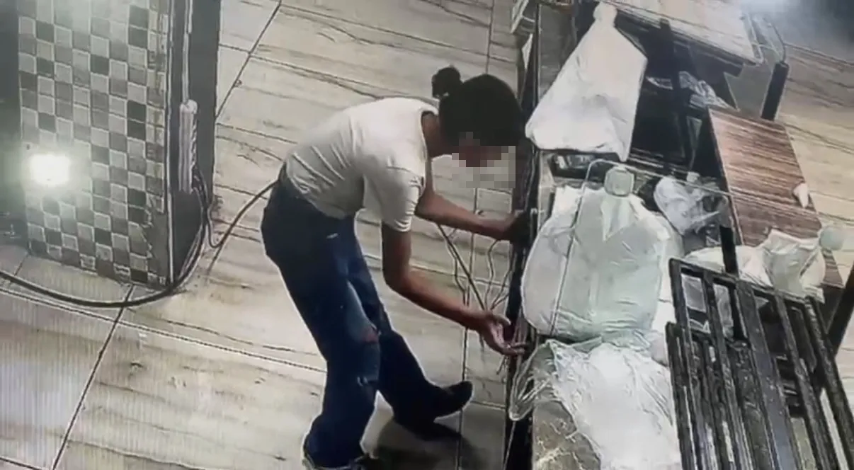 Diyarbakırda fırın çalışanlarını oyalayan hırsızlar kasadaki parayı alıp kaçtı