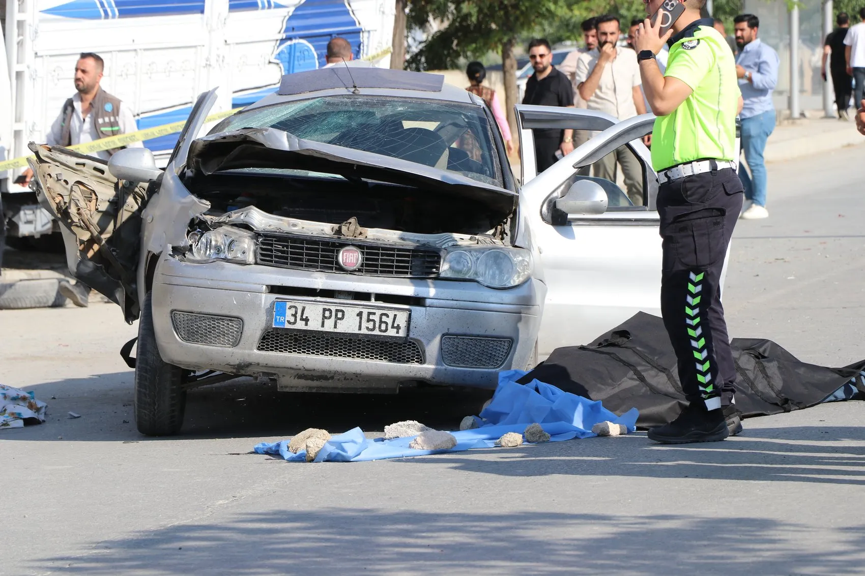 Van Edremit yolunda park halindeki kamyona çarpan otomobilde bir kişi yaşamını yitirdi