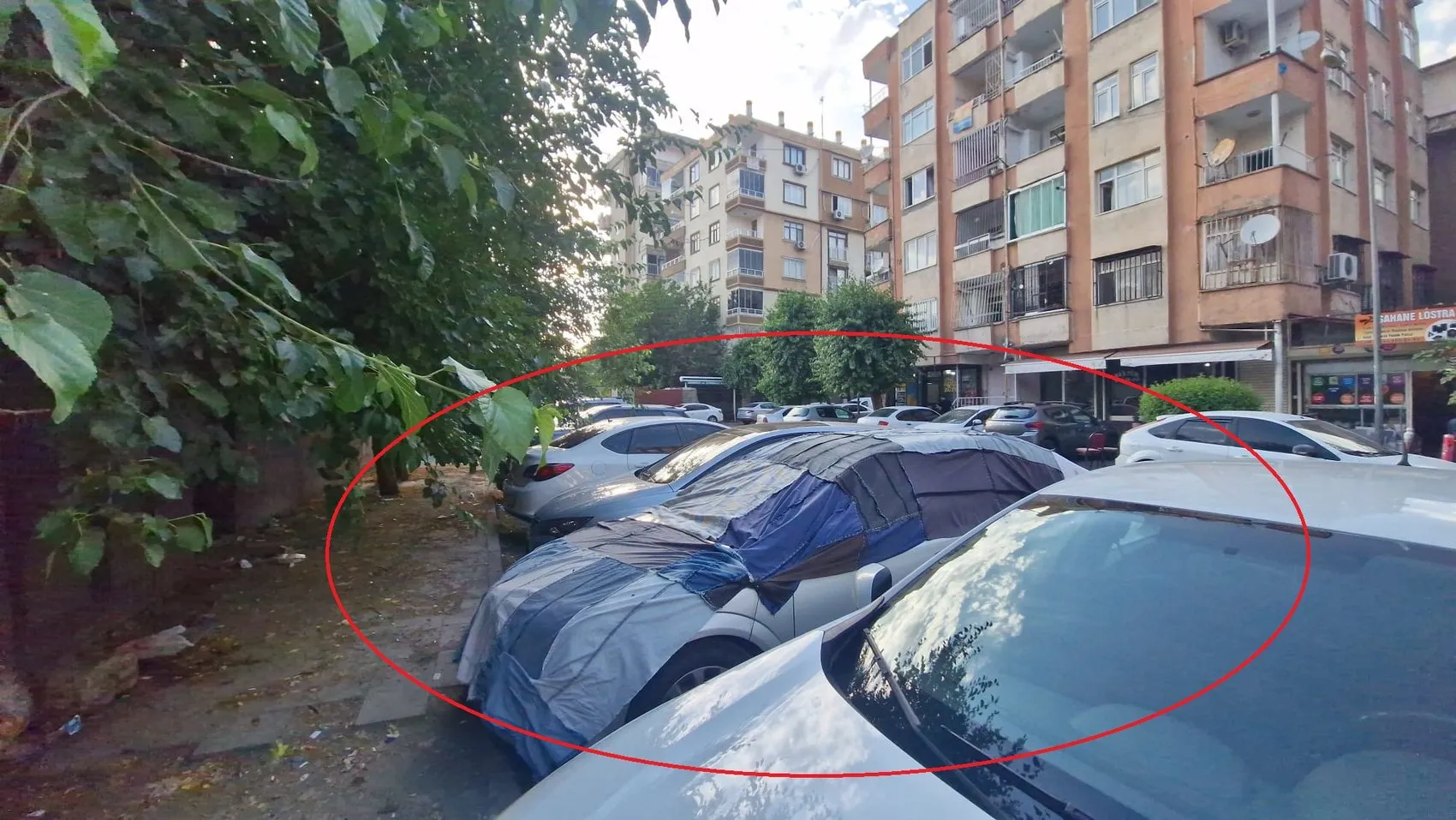 Diyarbakırda kavurucu sıcaklar çocukları belediye aracının suyunun altına taşıdı