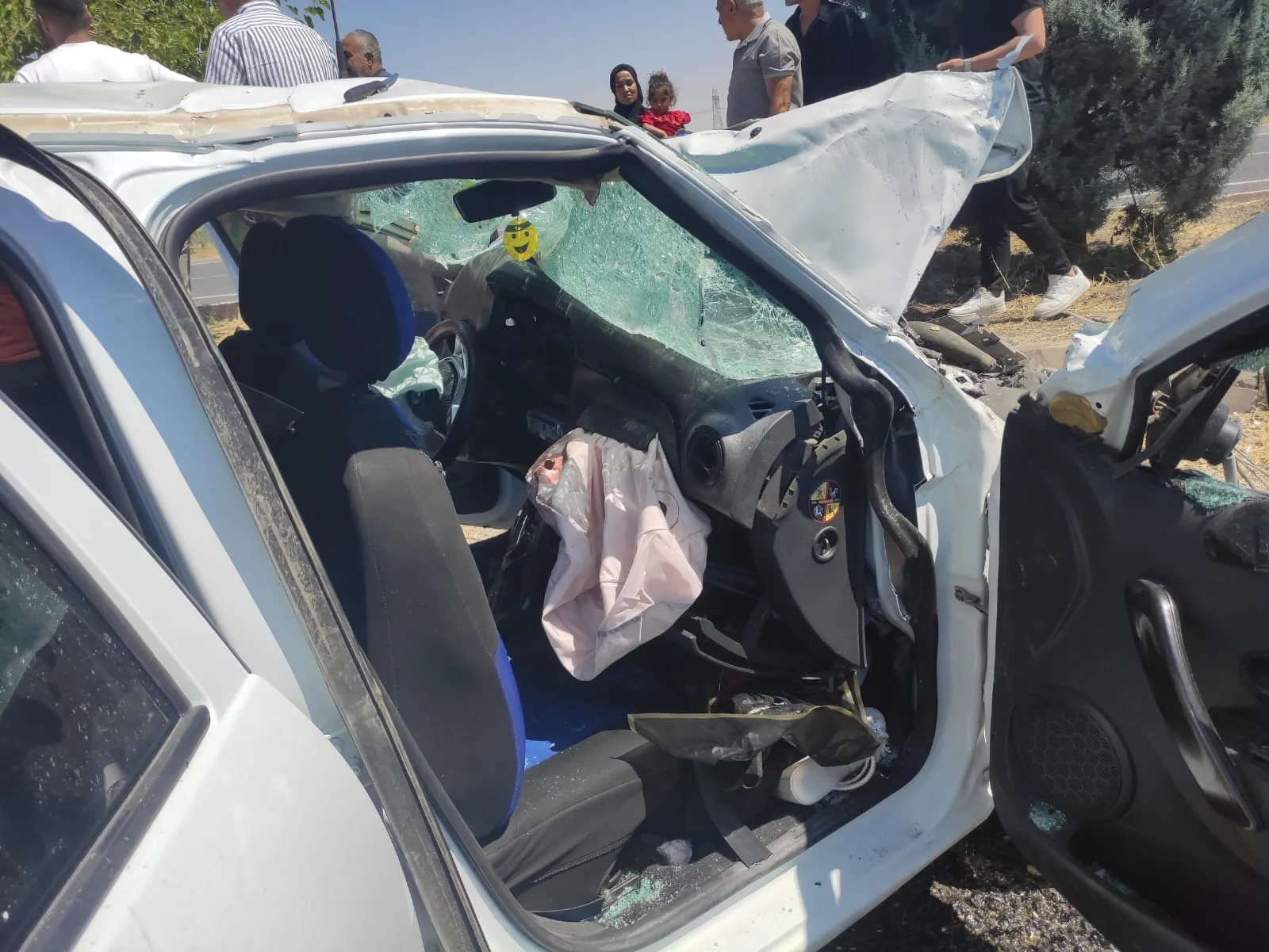 Şanlıurfa yolunda otomobil ile minibüs çarpıştı 12 kişi yaralandı
