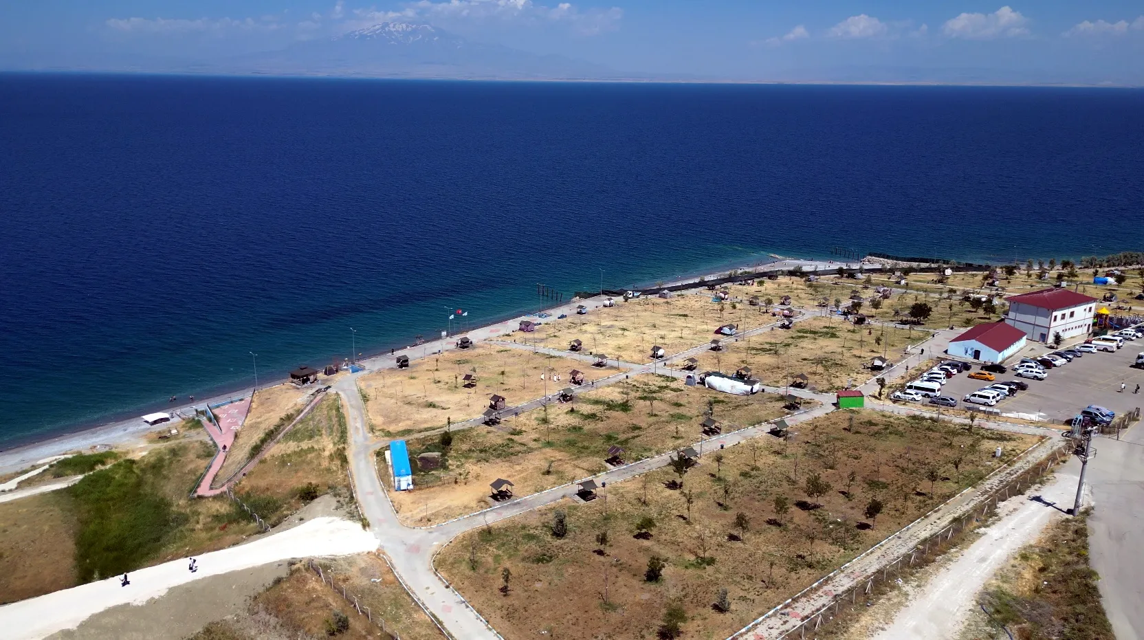 Van Gölü kıyısındaki mavi bayraklı plaj sıcak havalarda ziyaretçilerini ağırlıyor