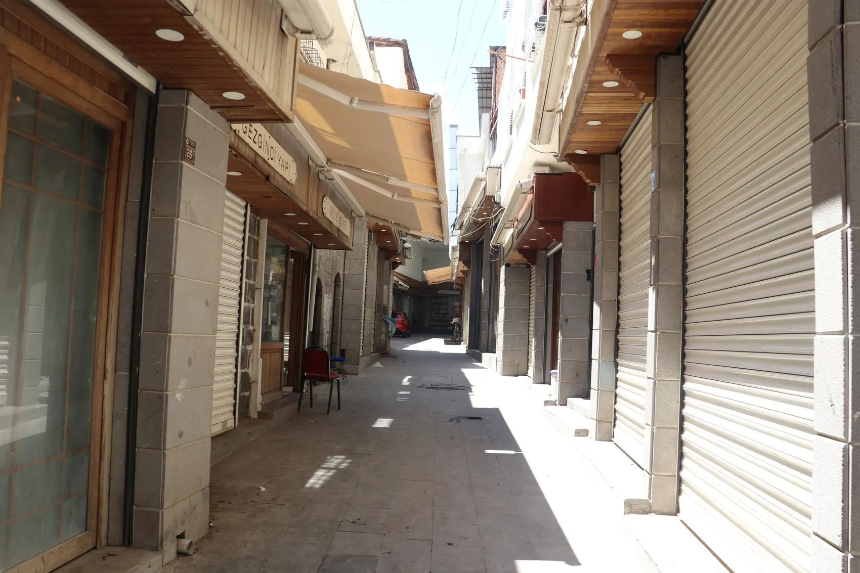 Kavurucu sıcaklar Diyarbakır sokaklarını ve tarihi alanları ıssız bıraktı