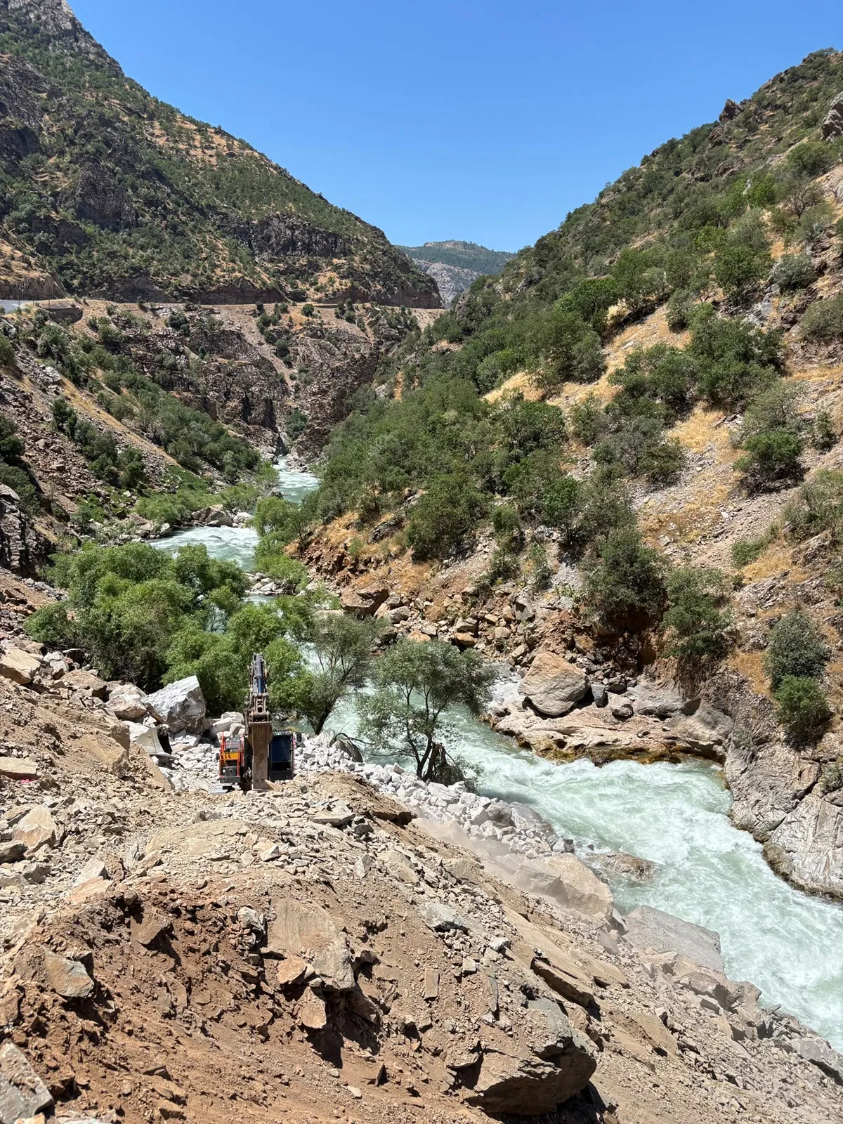 Beytüşşebapta çaya düşen genci arama çalışmaları sınır ötesine taşındı