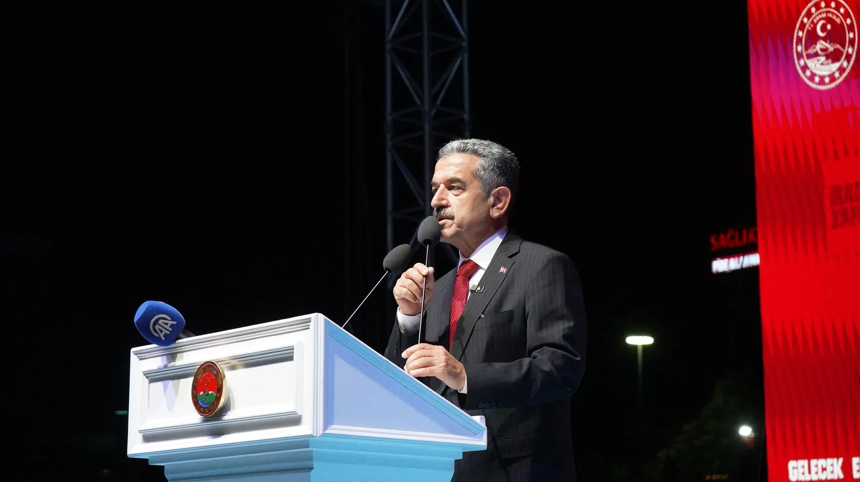 Şırnaklılar 107 metrelik dev Türk bayrağıyla meydanlara indi