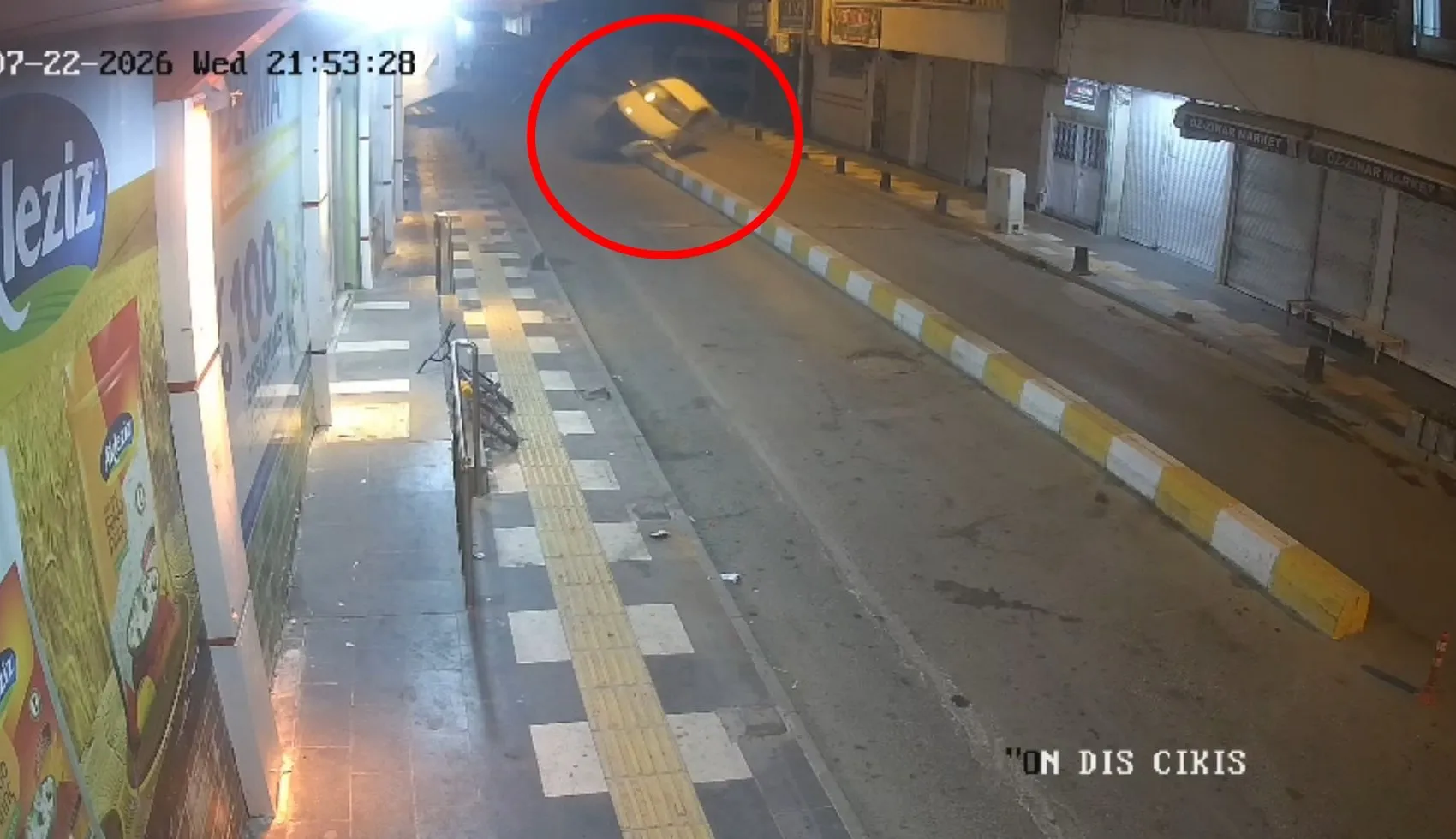 Kızıltepe’de kontrolden çıkan otomobil refüje çarparak takla attı