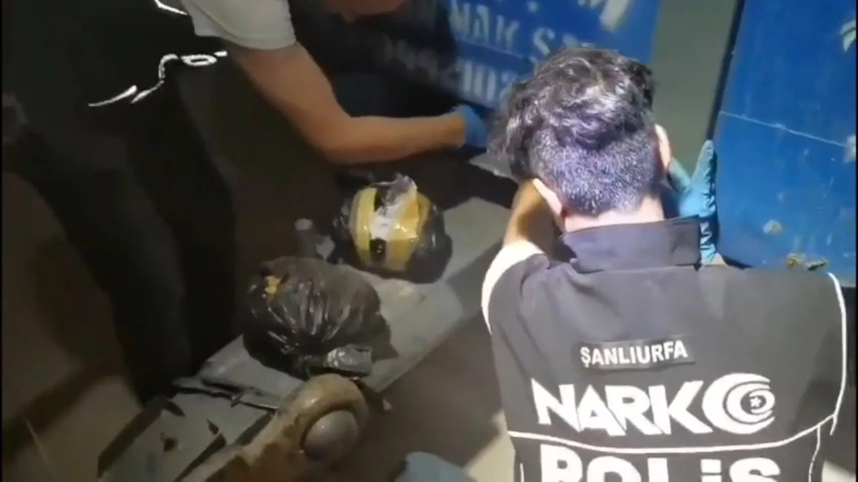 Şanlıurfada çiftçi kılığındaki uyuşturucu taciri traktörde yakayı ele verdi
