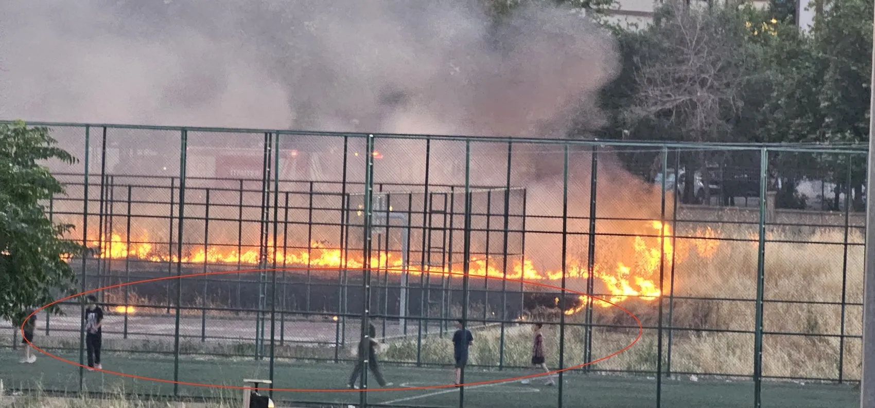 Diyarbakırda yangın sürerken çocuklar futbol oynamaya devam etti
