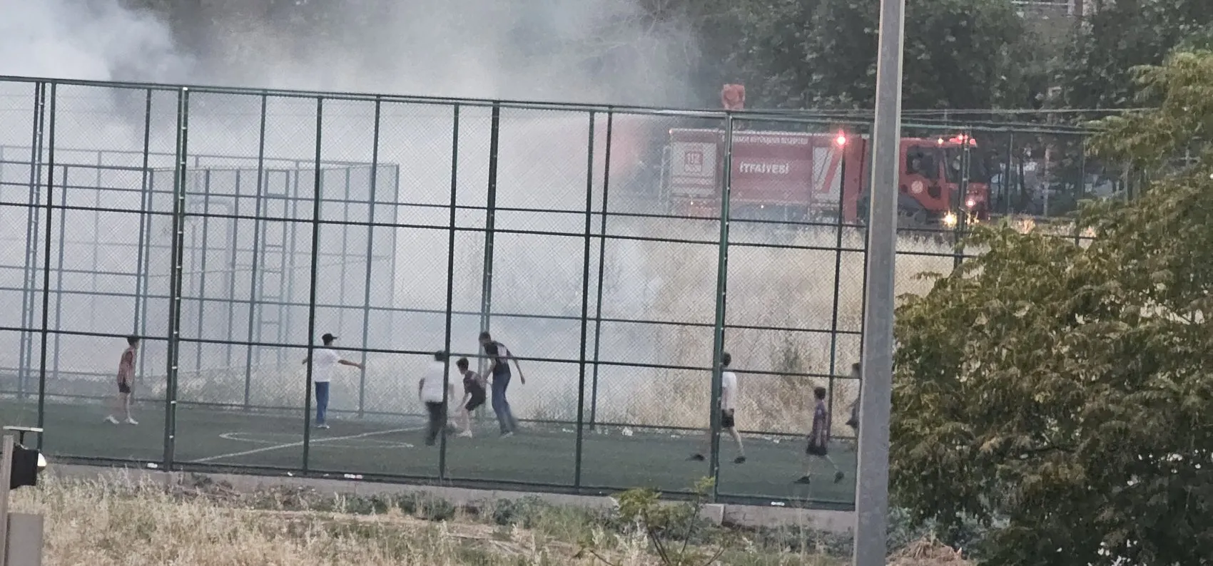 Diyarbakırda yangın sürerken çocuklar futbol oynamaya devam etti