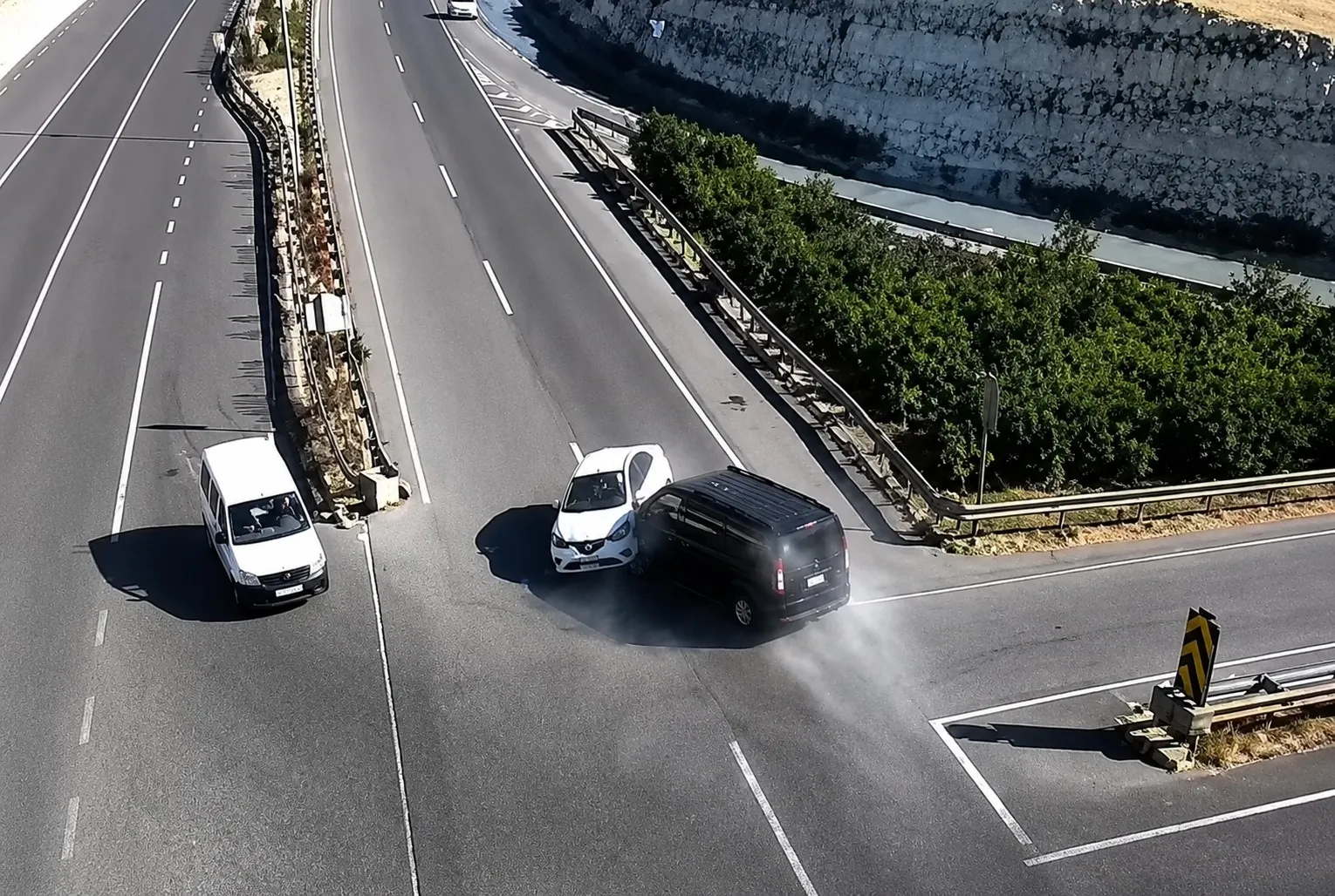 Şanlıurfa yolunda üç kişinin hayatını kaybettiği feci kazanın görüntüleri izlendi