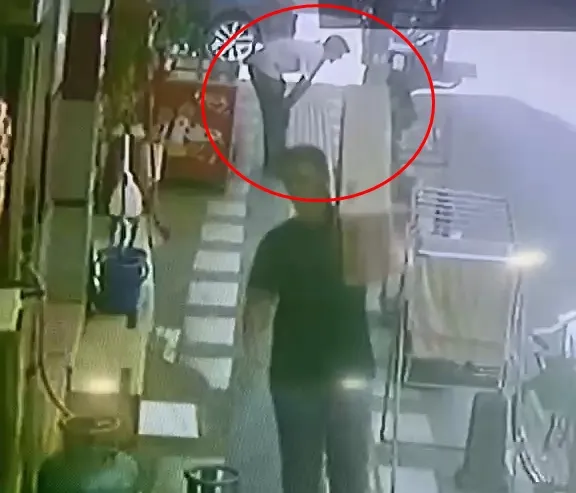 Mardin'de dükkan önündeki kafes hırsızlığı güvenlik kamerasına takıldı