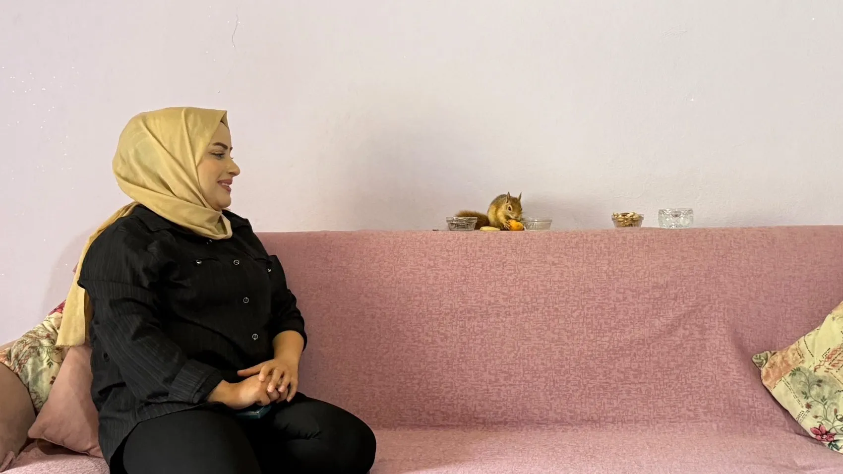 Hakkari'de bir kuaförün kurtardığı sincap evden ayrılmıyor