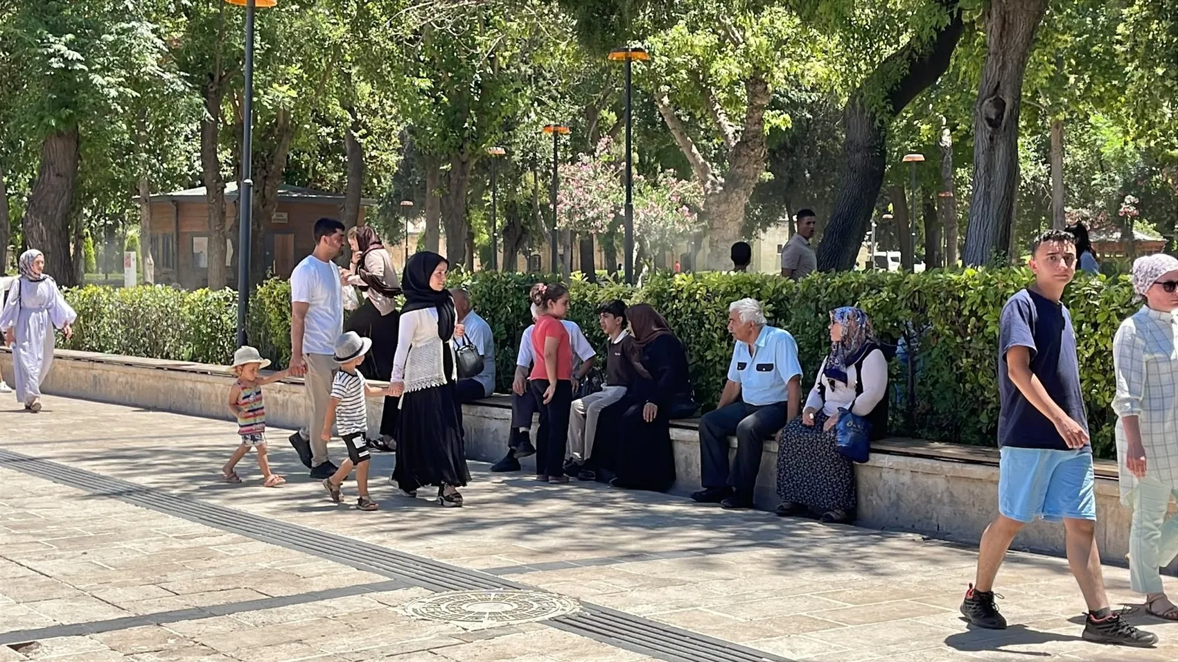Kavurucu sıcaklar Şanlıurfa sokaklarını boşalttı