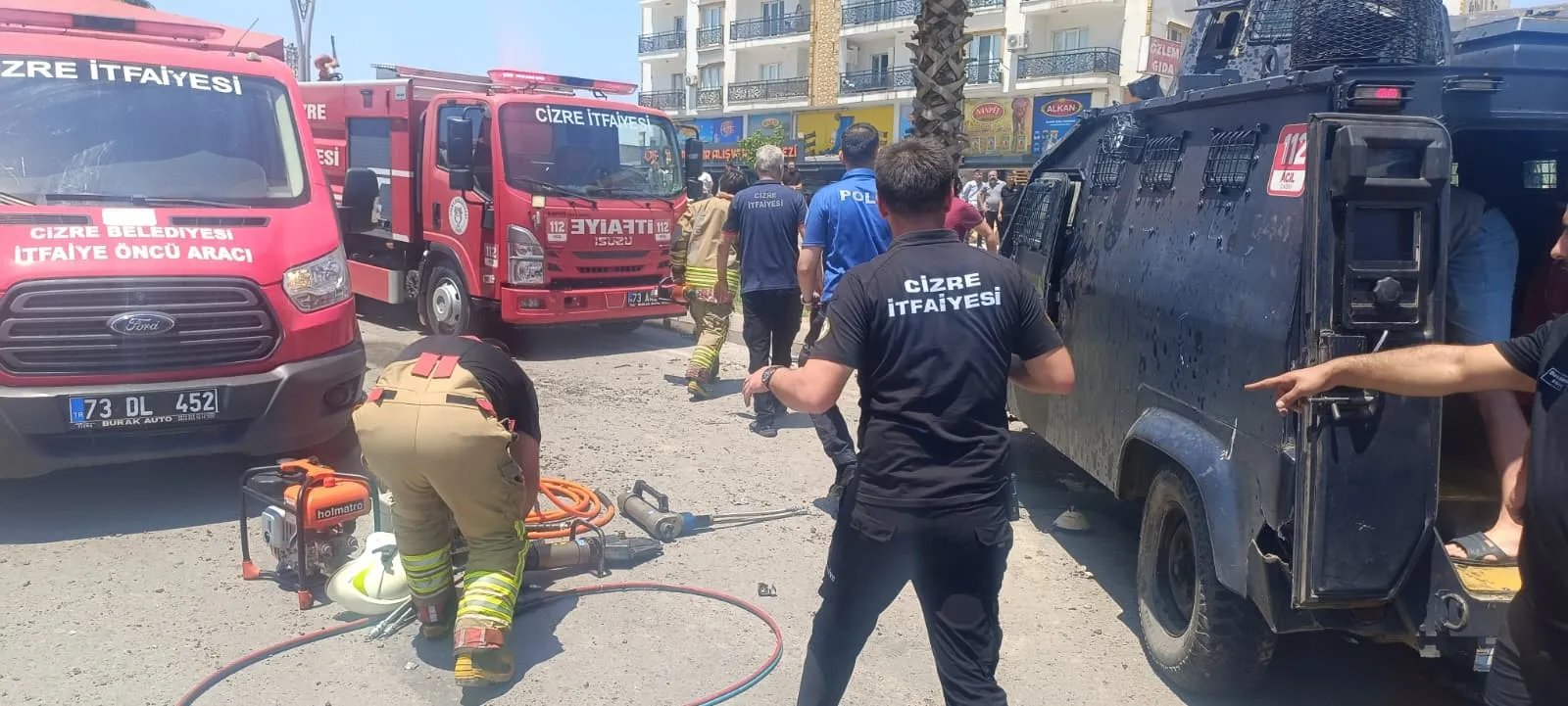 Cizre ilçesinde zırhlı polis aracı kaza yaptı