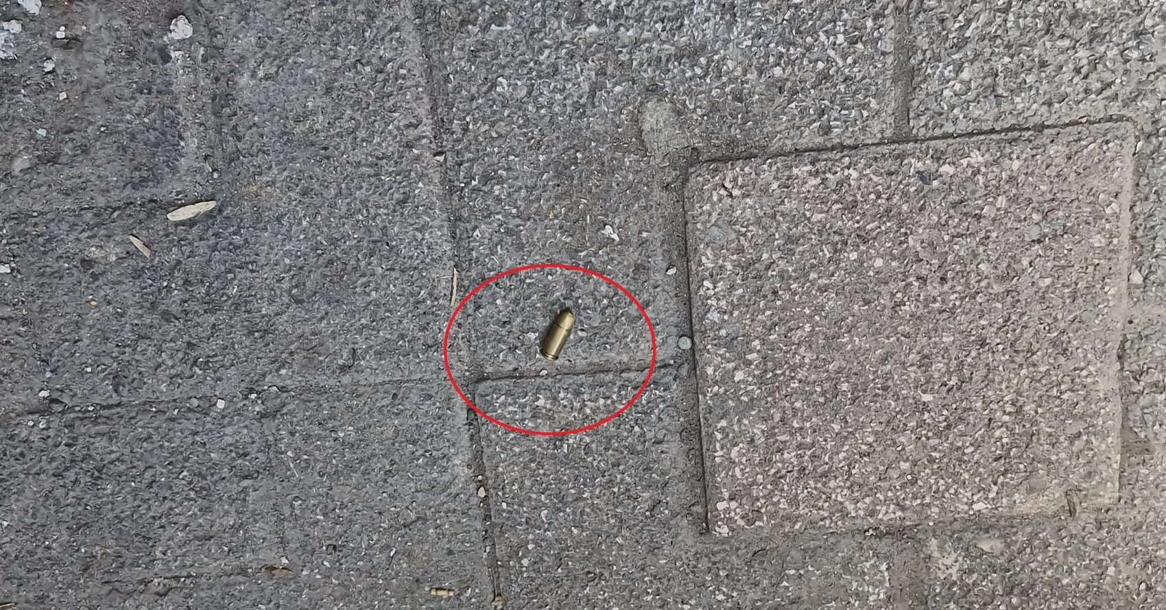 Bağlar ilçesindeki bir konuta düzenlenen silahlı saldırıda 23 el ateş açıldı