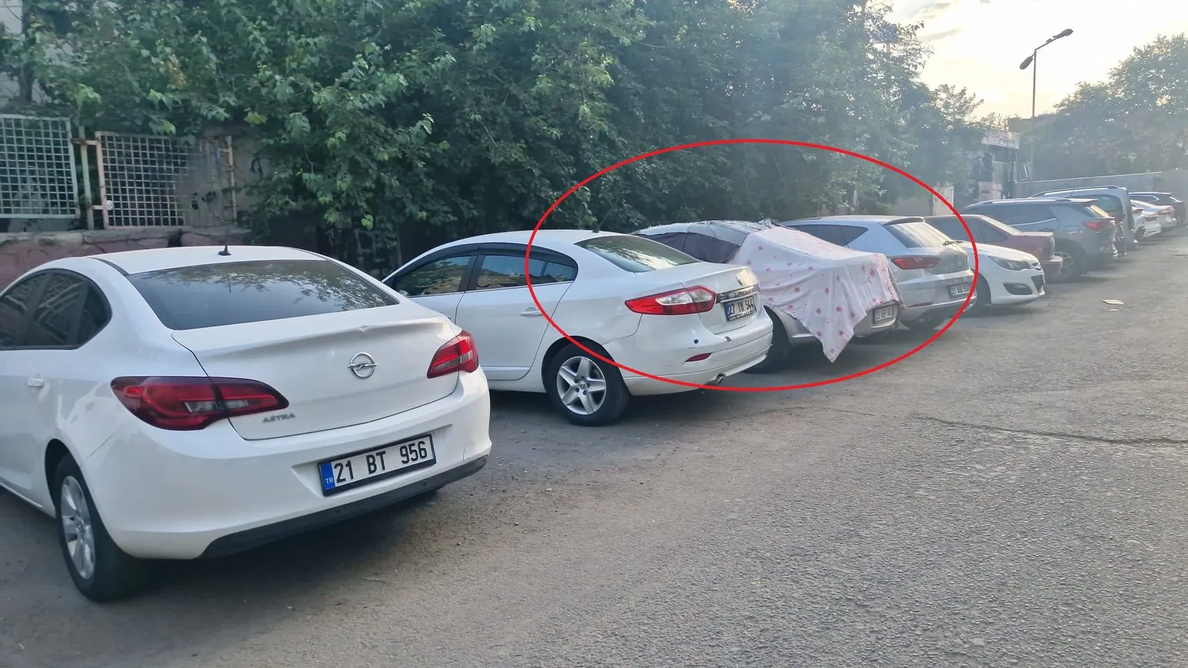 Diyarbakırda kavurucu sıcaklar çocukları belediye aracının suyunun altına taşıdı