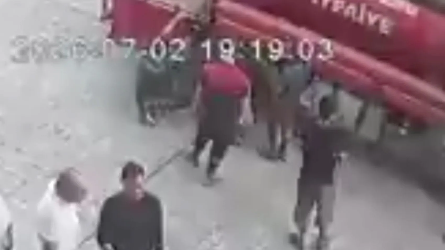 Şanlıurfa Birecik İtfaiyesinde Lastik Patlaması Bir Personeli Yaraladı
