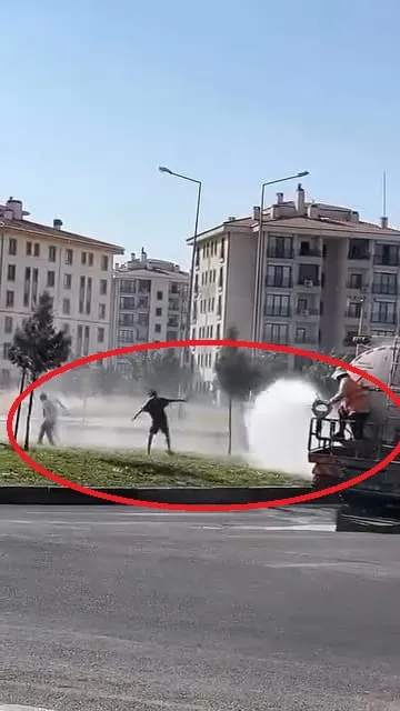 Diyarbakırda kavurucu sıcaklar çocukları belediye aracının suyunun altına taşıdı