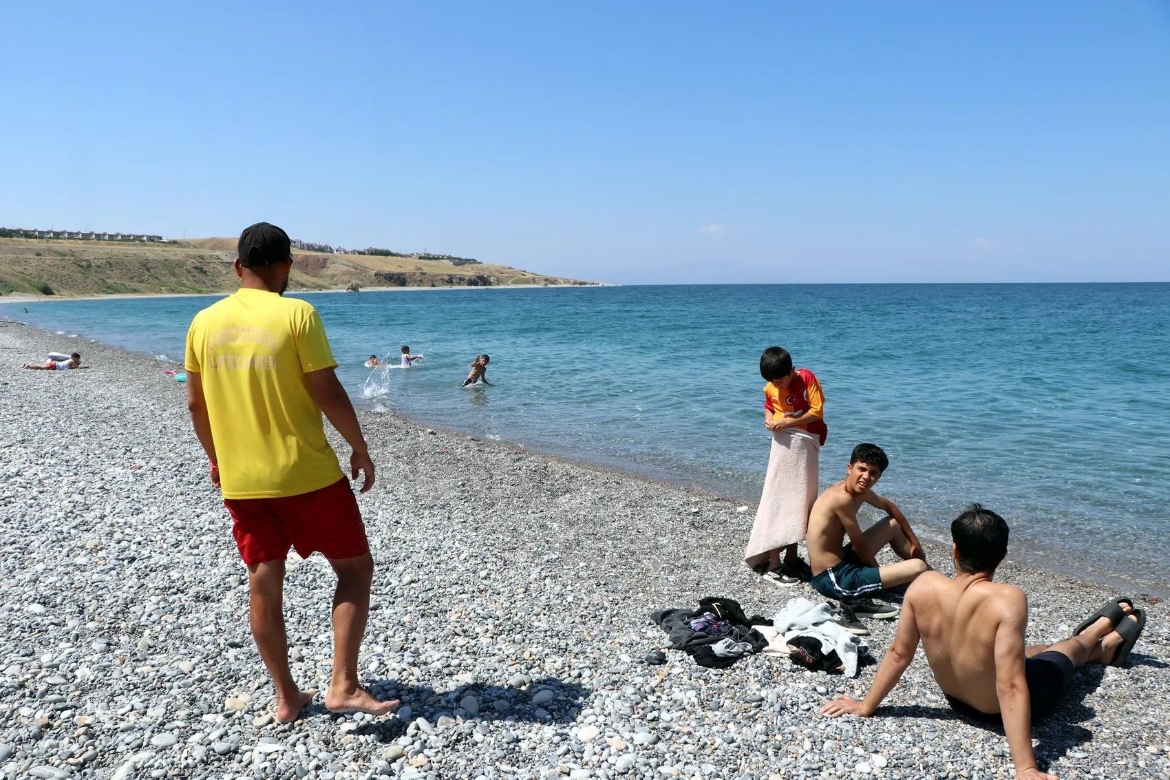 Van Gölü kıyısındaki mavi bayraklı plaj sıcak havalarda ziyaretçilerini ağırlıyor