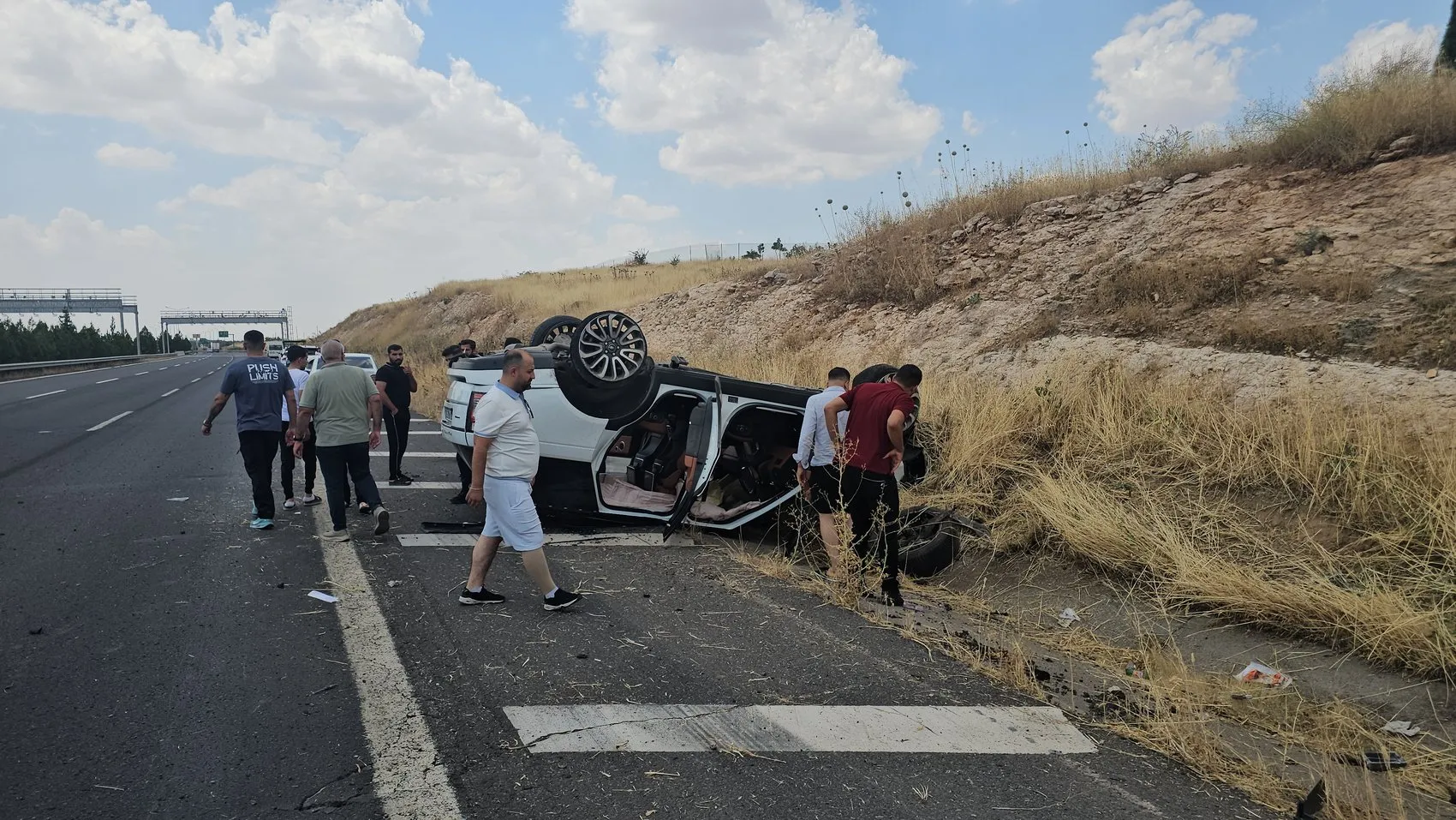 Şanlıurfa'da kontrolden çıkan cip şarampole yuvarlandı
