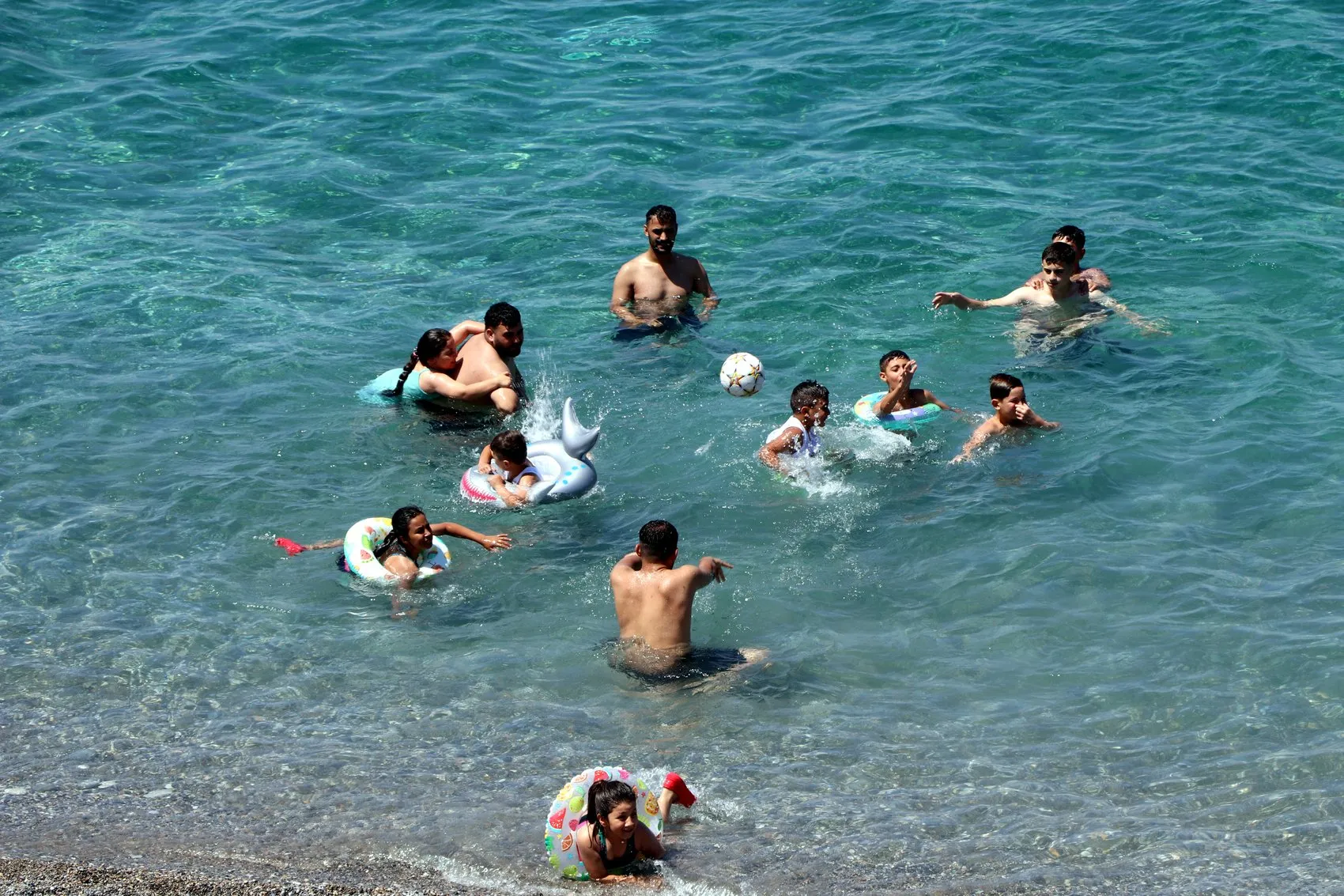 Van Gölü kıyısındaki mavi bayraklı plaj sıcak havalarda ziyaretçilerini ağırlıyor