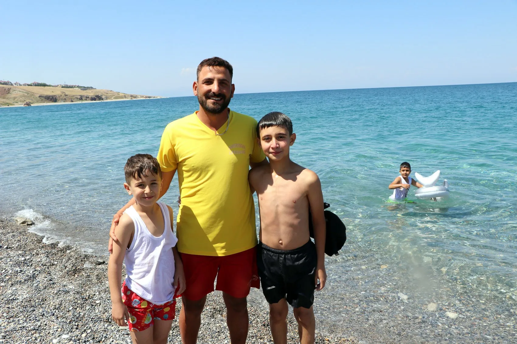 Van Gölü kıyısındaki mavi bayraklı plaj sıcak havalarda ziyaretçilerini ağırlıyor
