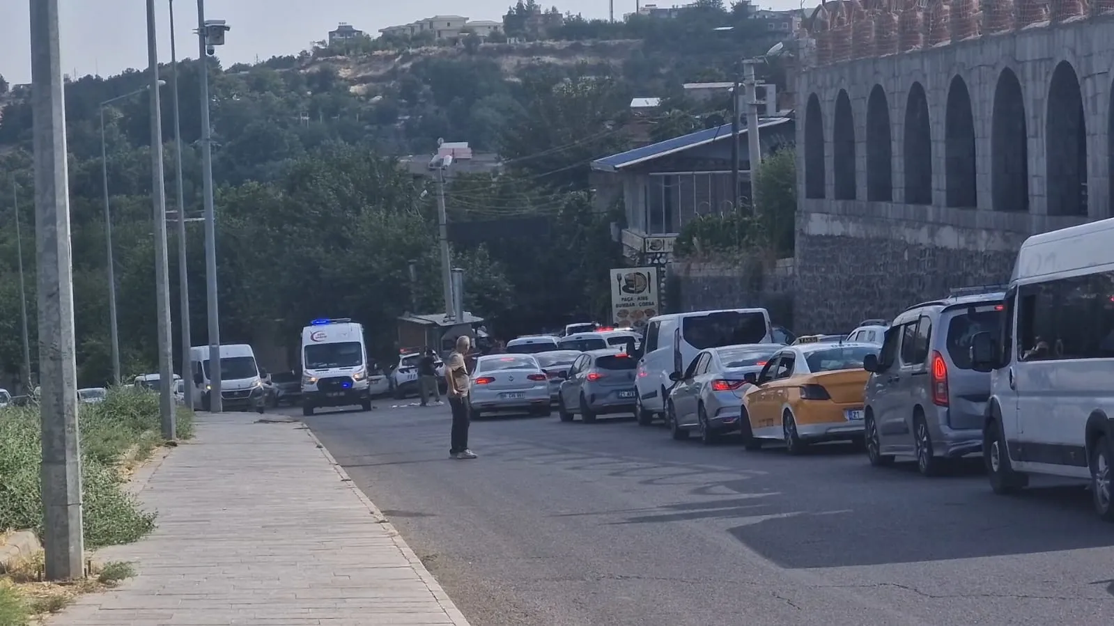 Diyarbakırda trafikte önü kesilen sürücü silahlı saldırı sonucu hayatını kaybetti