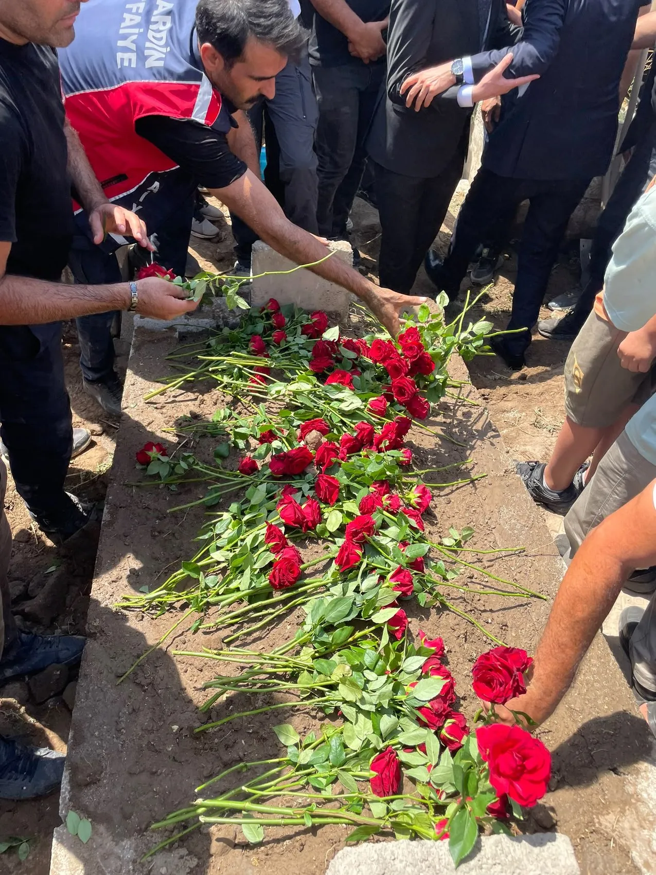 Nusaybin anız yangınında hayatını kaybeden itfaiye eri toprağa verildi