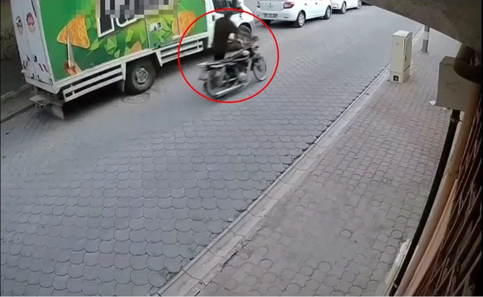 Kızıltepe’de apartman önünden motosiklet çalınma anı kayıt altına alındı
