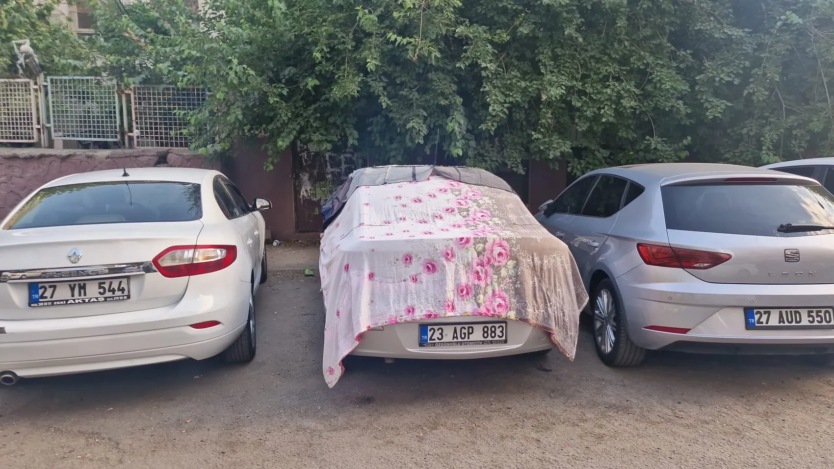 Diyarbakırda kavurucu sıcaklar çocukları belediye aracının suyunun altına taşıdı
