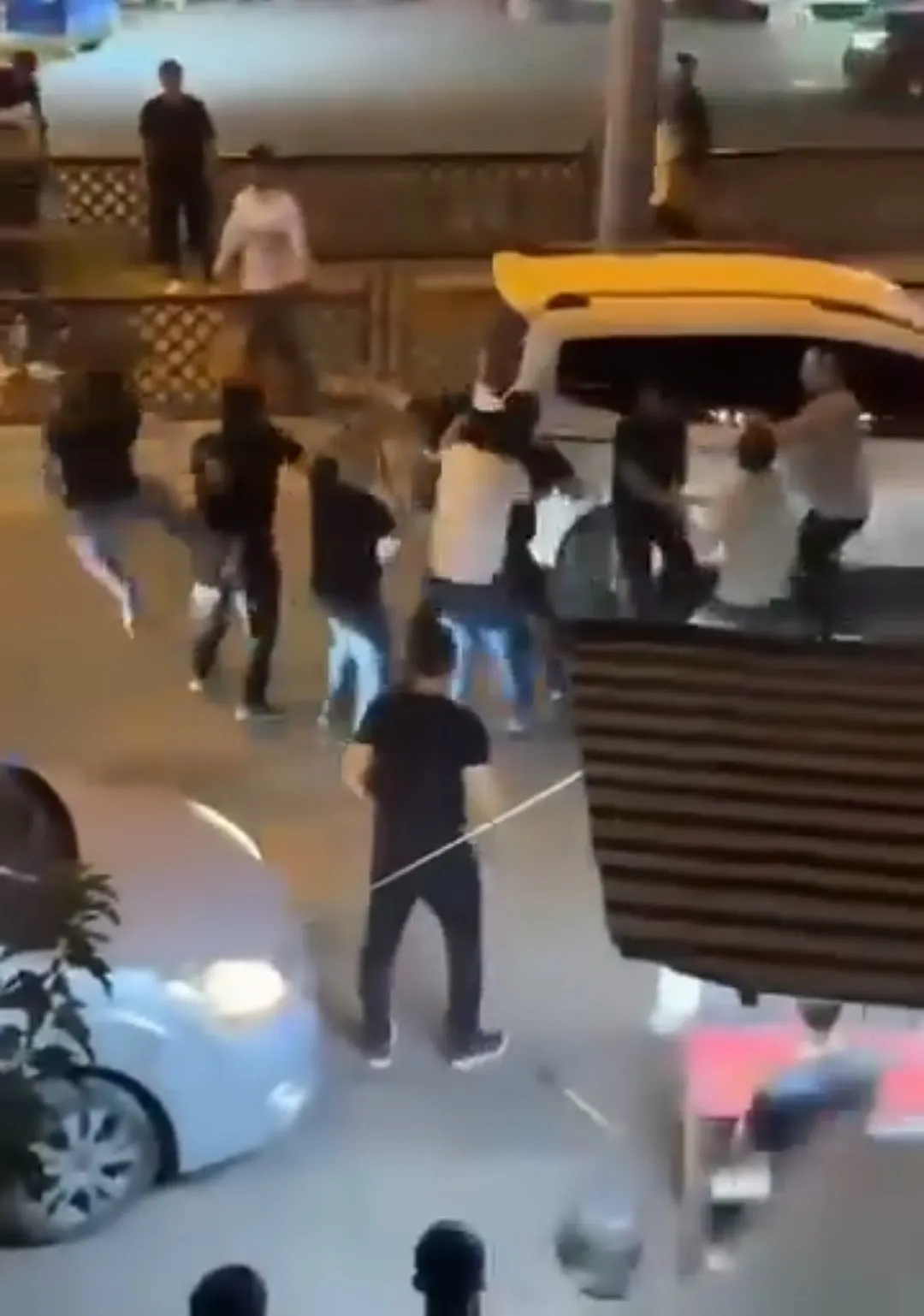 Silopi sokaklarında sopa ve yumrukların konuştuğu kavgada üç kişi yaralandı
