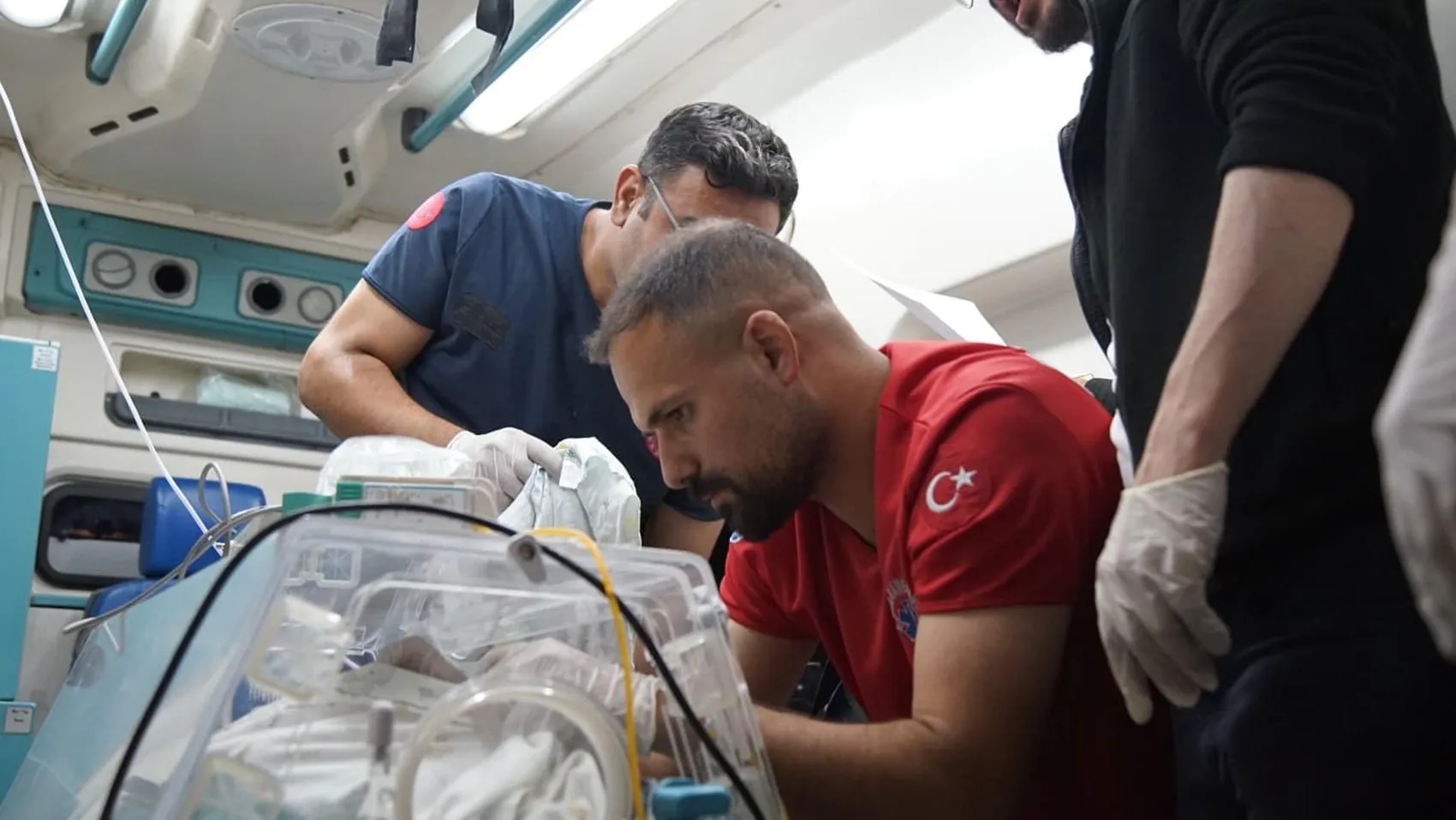 Yeni doğan Tülin bebek için hava ambulansı seferberliği başlatıldı