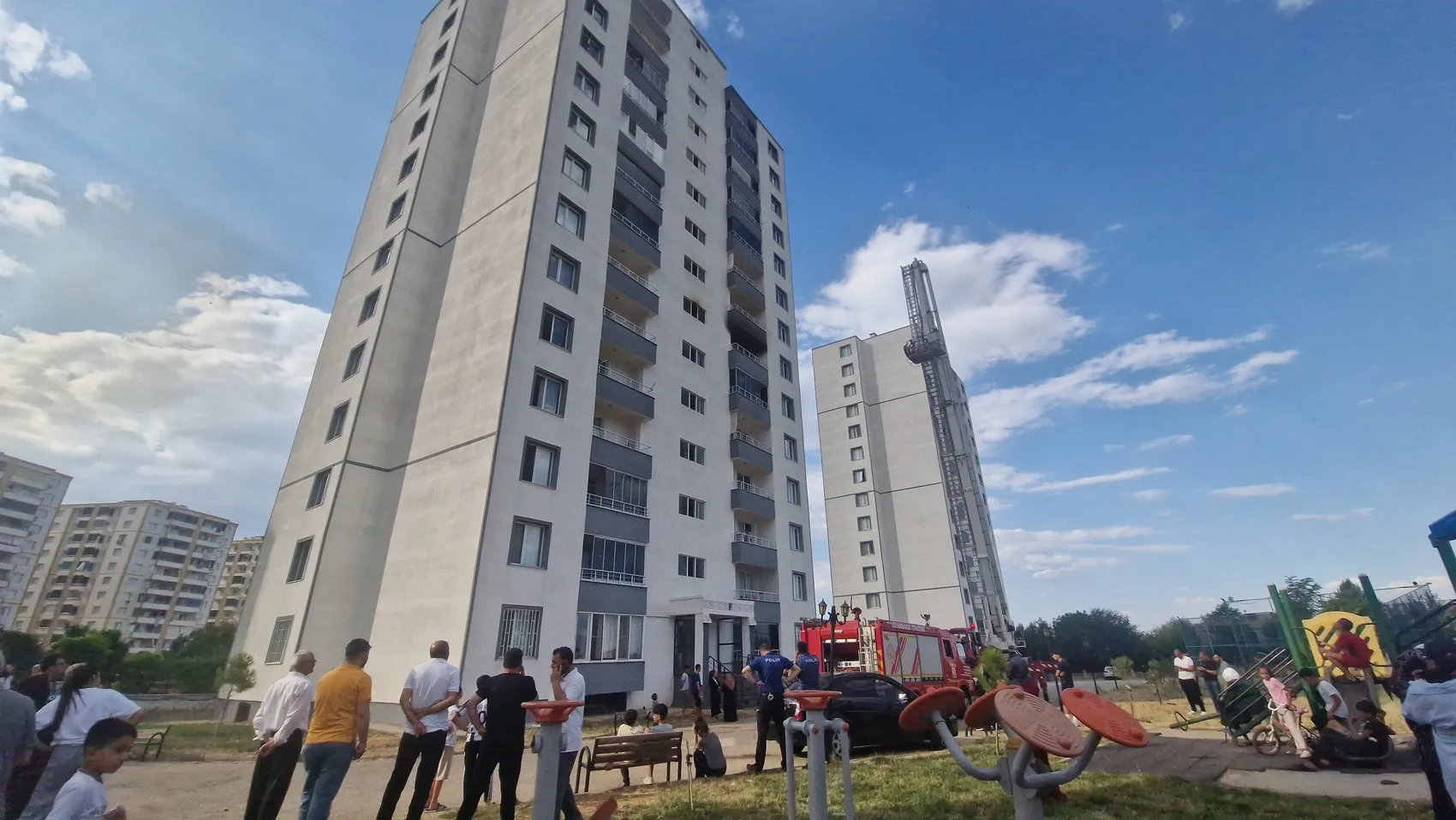Diyarbakırda bir apartman dairesinde çıkan yangın paniğe yol açtı